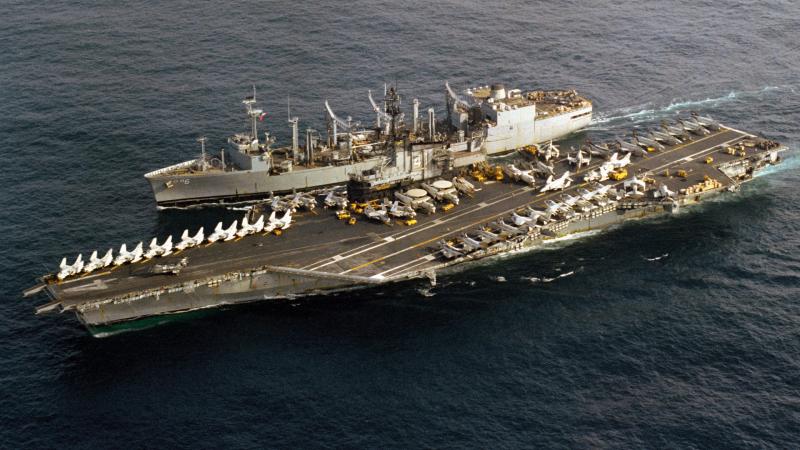 Videón látható egy szokatlan és meglepő baleset: egy hajó nekihajtott a USS Midway repülőgép-hordozónak. Az esemény különös látványt nyújtott, ahogy a hatalmas hajó és a legendás flottatag találkozott.