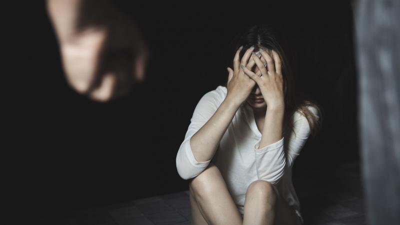 Az igazság nevében: a nemi erőszak és annak következményei

A nemi erőszak egy súlyos társadalmi probléma, amely nem csupán az áldozatok életét változtatja meg, hanem szélesebb körben is hatással van a közösségekre és a kultúrákra. Az erőszakos cselekmény