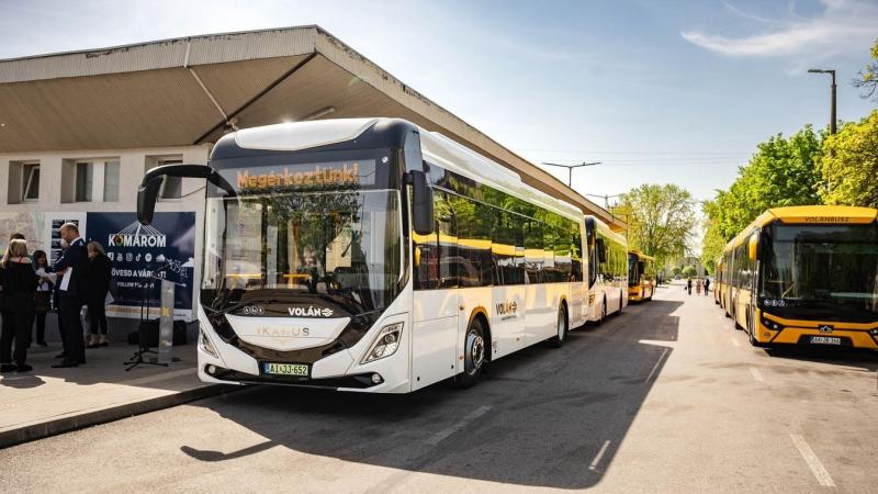Majdnem fél éve, hogy a komáromi utasok mindennapjaiba beléptek az elektromos Ikarus buszok, forradalmasítva ezzel a helyi közlekedést.