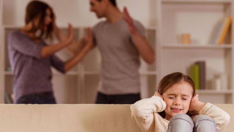 Egy férfi ököllel sújtott le feleségére, miközben középpontban gyermekük állt, akinek szeme mindent látott.