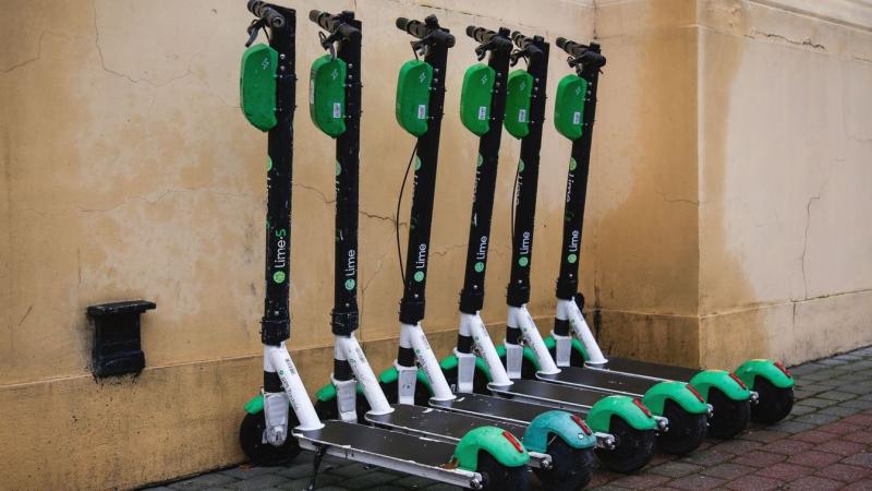 Sokan nincsenek tisztában vele, de ennek következtében akár büntetést is kaphatunk, ha nem tartjuk be a Lime rollerek használatára vonatkozó szabályokat.