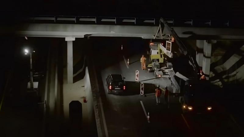 Furcsa baleset történt: egy daru nekihajtott a hídnak az autópályán (helyszíni fotók és videók)