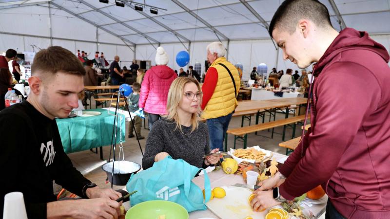 Mórahalom varázslatos illatfelhőkben lebegett: a forralt bor aromája, a tánc ritmusai és a torták édes ízei együttesen varázsolták ünnepivé a várost. E színes eseményről galéria és videó is készült, hogy megörökítse a pillanat varázsát.