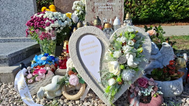 Sírjánál rótták le kegyeletüket a fiatalon távozott Fricsi Dóra emlékére (galéria)