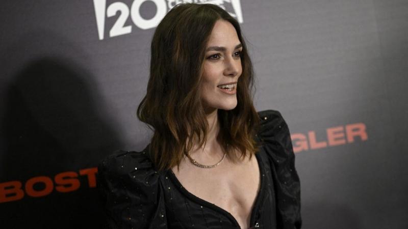 Keira Knightley pályafutása kezdetén, húszéves kora előtt, különösen sok negatív kritikával és gyűlölettel kellett szembenéznie. Az emberek véleménye és a média figyelme gyakran rendkívül éles és bántó volt, ami komoly hatással gyakorolt az életére és kar