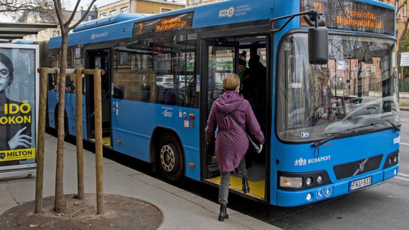 Ezentúl új szabályok lépnek életbe a budapesti buszokra való felszállás során!