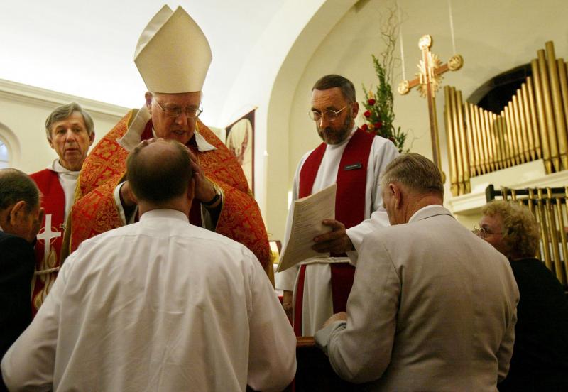 A gyermekmolesztálási ügyek nem megfelelő kezelése miatt távozik az egyházból a volt canterburyi érsek.