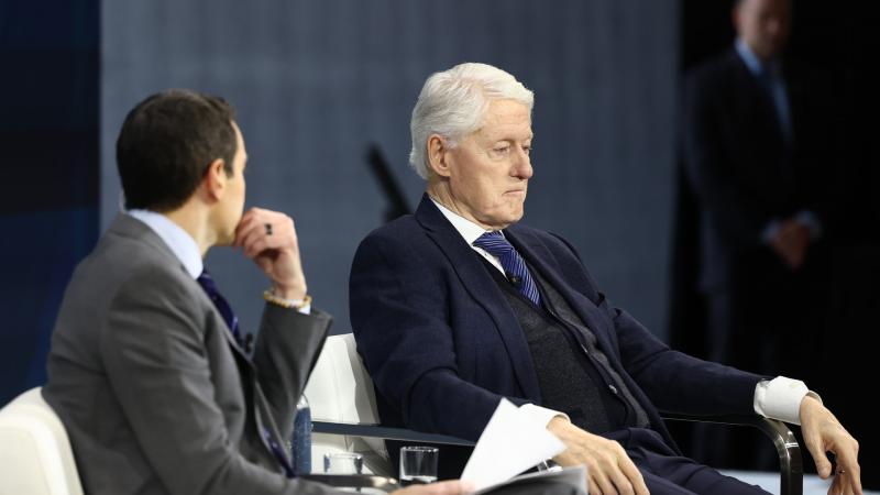 Bill Clintont kórházba szállították, ahol orvosi ellátásra van szüksége.