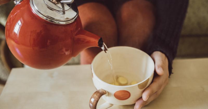 Képzeld el, ahogy a nap első fényei beragyogják a konyhát, miközben egy gőzölgő csésze tea várja, hogy felfrissítsen! Ez a varázslatos ital nemcsak energikusabbá tesz, hanem a pörgős anyagcserédet is felpörgeti. Ráadásul, ha egy kis csípősséggel fűszereze