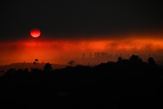 A Los Angeles-i tűzvész már hat ember életét követelte, amiért a hatóságok kénytelenek voltak kijárási tilalmat elrendelni a fosztogatások megakadályozása érdekében.