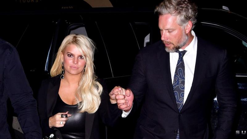 Jessica Simpson és Eric Johnson 10 évnyi házasság után külön utakon folytatják életüket. A pár különválásának híre meglepte a rajongókat, akik sokáig követték a kapcsolatuk alakulását.