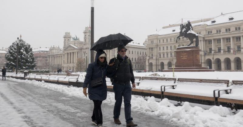 Hóesés a fővárosban: reggel Budapestet fehér takaró borította, a város utcái csendesen szendergő téli álomba merültek. A hópelyhek lágyan hullottak alá, mint apró gyöngyök, és varázslatos, mesebeli hangulatot teremtettek a főváros szívében. A fák ágai súl