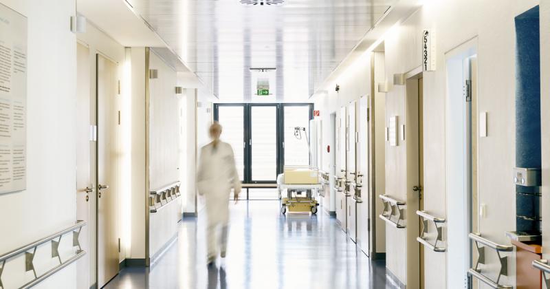 Már elkezdték a kórházi személyzet fényképezését az arcfelismerő beléptető rendszerek számára.