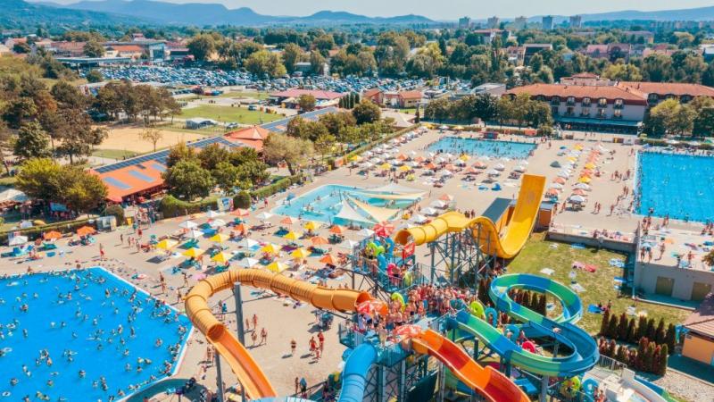 Egy napra ingyenesen élvezhetjük a strandolás örömeit a határmenti fürdőben! Ne hagyd ki ezt a remek lehetőséget, hogy felfrissülj a nyári napfényben, miközben barátaiddal vagy családoddal együtt pihenhetsz a vízparton. Fedezd fel a környék szépségeit, és