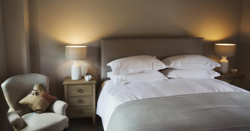A nő a hotelszobájában különös, fojtogató szagra lett figyelmes. A hideg félelem végigfutott a testén, amikor óvatosan benézett az ágy alá, és a szíve egy pillanatra megállt.