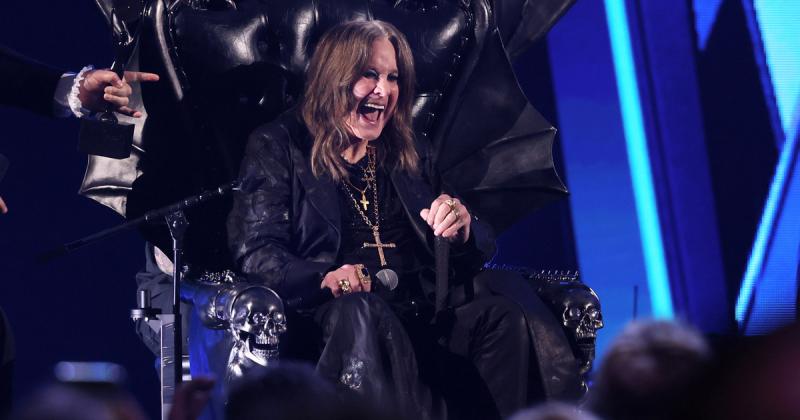 Ozzy Osbourne, a rockzene ikonikus alakja, egészségügyi kihívásai ellenére is visszatér a színpadra, hogy részt vegyen a Black Sabbath végső koncertjén. Az esemény különleges jelentőséggel bír, hiszen a legendás zenekar búcsúzik a rajongóiktól, és Ozzy el