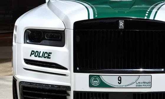 Egy különleges átalakításon ment keresztül egy Rolls-Royce, amely most már rendőrautóként szolgál. Az elegancia és a teljesítmény találkozása új dimenziót ad a rendőrségi járművek világának. A tuningolt luxusautó a hagyományos rendőrautók mellett egyedi s