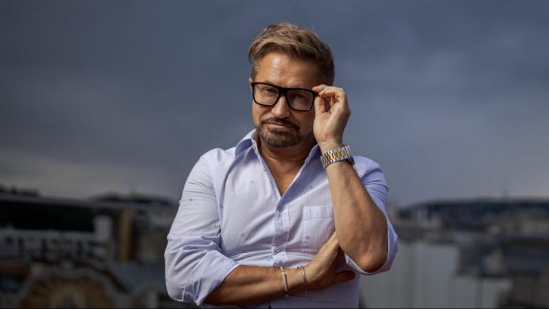 Jákob Zoltán 200 ezer forintot költött egy virágboltban, hogy támogassa egy anyaotthon lakóit.