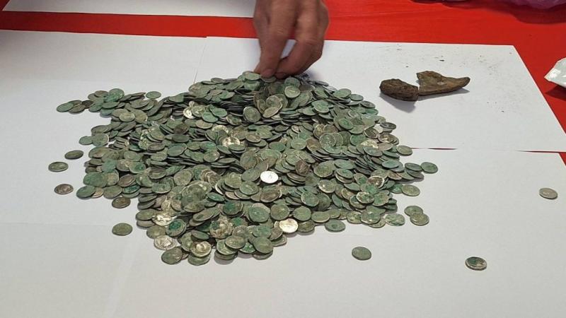 Egy fémkereső férfi izgalmas felfedezést tett Romániában: egy római kori kincsre bukkant. Az ilyen találatok nemcsak a régészek, hanem a történelem iránt érdeklődők számára is jelentőséggel bírnak, hiszen a múlt titkait tárják fel előttünk. Az esemény ráv