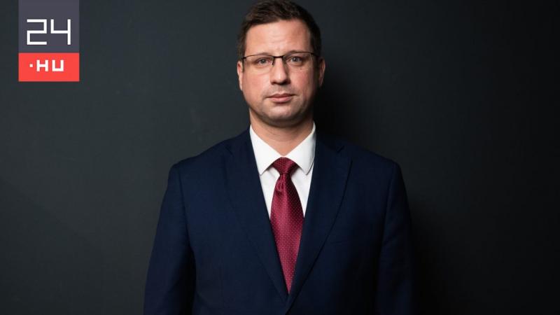 Gulyás Gergely reagált Orbán Viktor tihanyi beszédére, amelyben a miniszterelnök számos fontos kérdést érintett. A miniszter a beszéd lényegét és üzenetét elemezte, kiemelve a kormány által képviselt irányvonalat és a jövőbeli terveket. A beszéd fókuszába