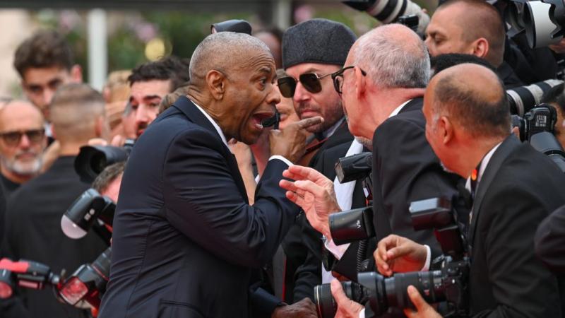 Denzel Washington határozottan megrázta az ujját, miközben egy fotósra nézett, és hangosan rászólt: 