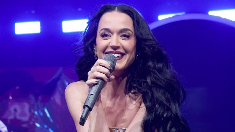 Katy Perry melltartója a színpadon hibátlanul teljesített, amikor egy váratlan pillanatban leszakadt. A show során a popdíva stílusos megjelenése és energikus előadása mellett ez a kis incidenst is hozzájárult a koncert felejthetetlen emlékeihez.
