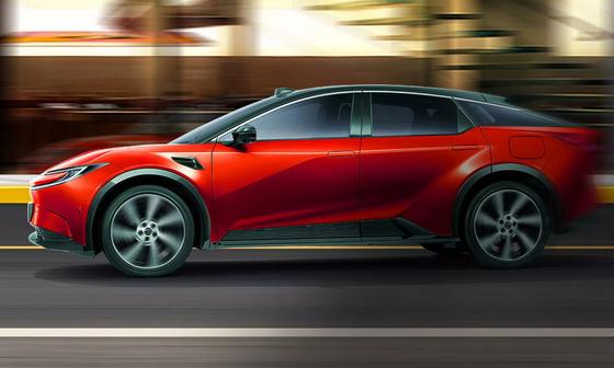 A Toyota most egyedülálló ajánlattal rukkolt elő: új elektromos autóját jelentős árkedvezménnyel kínálja, amely alulmúlja a Tesla modelljeit.