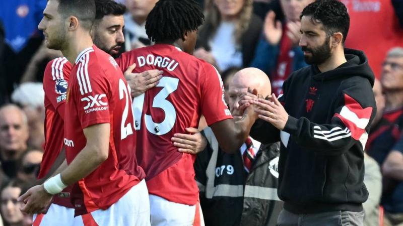 Manchesterben nem minden futballista osztozik Ruben Amorim iránti lelkesedésben. A Rangadó cikkében bemutatott helyzet rávilágít arra, hogy a csapat dinamikájában és a játékosok közötti viszonyokban feszültségek is bújnak meg. Míg egyesek támogatják a tré