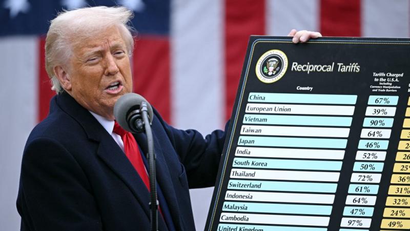 Egy bírósági döntés értelmében Donald Trump vámintézkedéseit le kell állítani, mivel a jogi eljárás blokkolta azok végrehajtását.