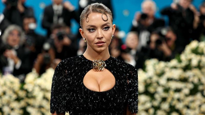 Sydney Sweeney, az Eufória népszerű színésznője, nemrégiben egy szokatlan lépéssel hívta fel magára a figyelmet: eladta a fürdővizét. Ezzel a merész akcióval komoly határokat feszeget a jóízlés terén, ami nemcsak a rajongókat, hanem a médiát is lázba hozt