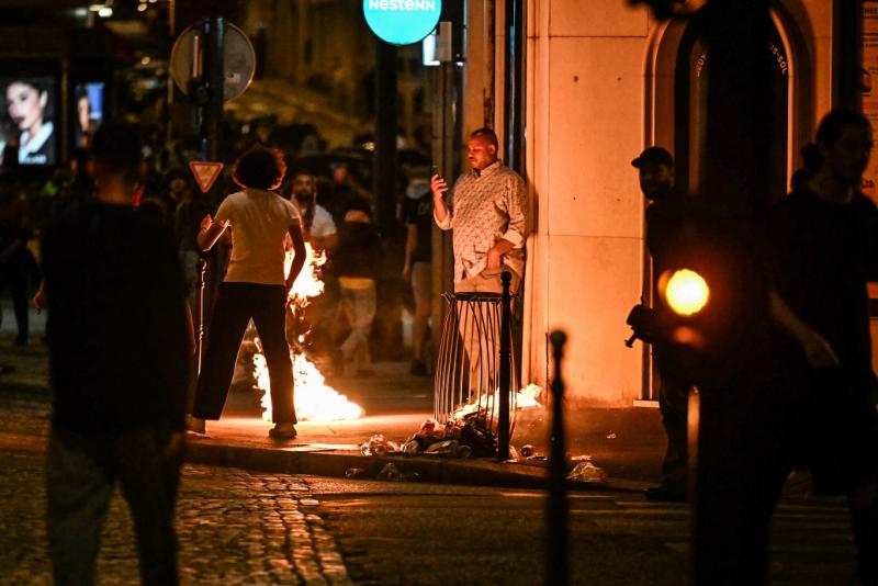 Grenoble-ban tragikus baleset történt, amikor egy családot gázoltak el. Párizsban pedig a PSG-mérkőzés utáni utcai ünneplések során több száz embert vettek őrizetbe.