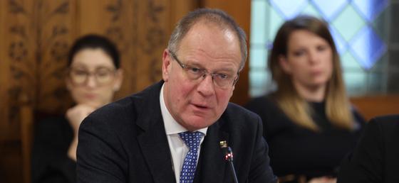 Navracsics Tibor: Nehezen tudom elképzelni, hogy egy Ferrarira vagy éppen egy vadászkastélyra adjam a fejemet.