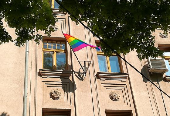 Karácsony Gergely felvonja a Pride-zászlót a budapesti városházán, ezzel kifejezve a város elköteleződését a sokszínűség és a tolerancia mellett.