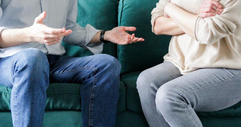 Öt figyelmeztető jel, hogy manipulátorral találkoztál: sokan nem veszik észre őket

1. **Folyamatos áldozat szerep**: A manipulátorok gyakran játszanak áldozatot, hogy sajnálatot ébresszenek benned, és így kontrollálják a helyzetet.

2. **Félrevezető komm