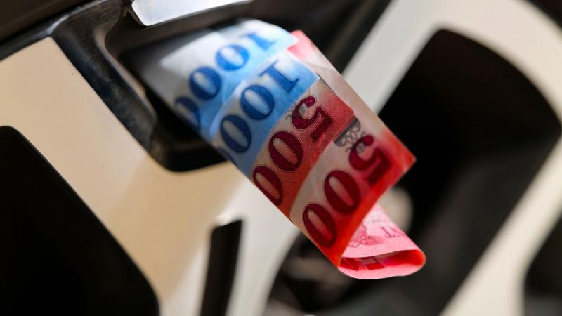 Dollár-dübörgés és forint-feszültség: az iráni konfliktus komoly kihívások elé állítja a magyar valutát.
