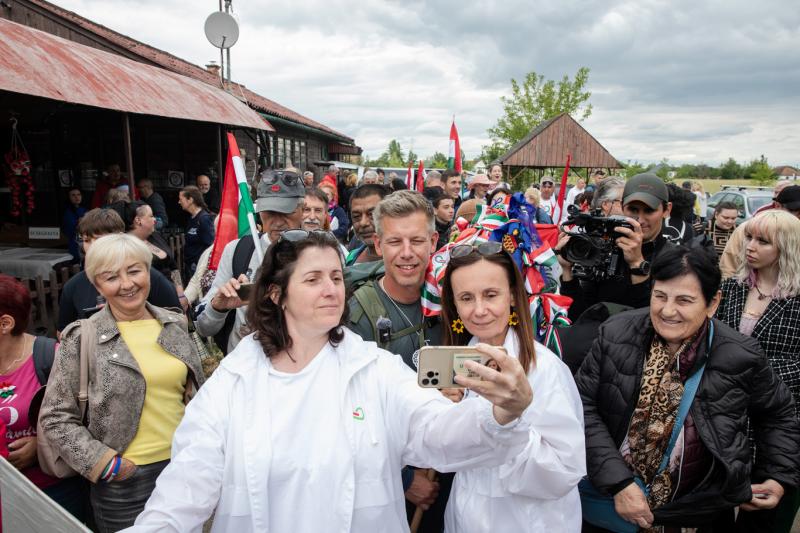 Magyar Péter elhatározta, hogy felfedezi az ország rejtett csodáit, és újabb izgalmas utazásra készül.