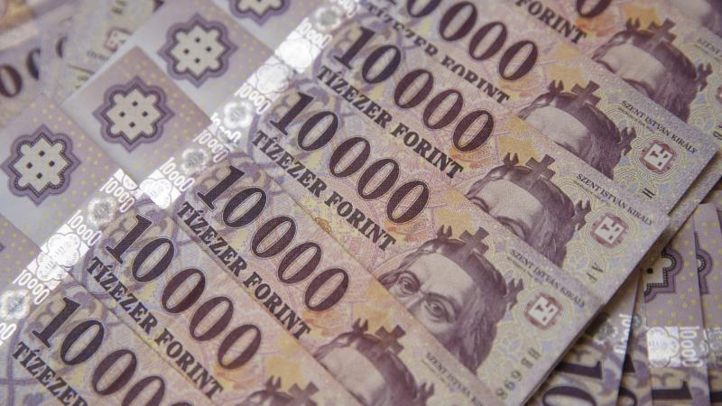A forint még mindig stabilan 400 alatt mozog – mit tartogat a jövő?