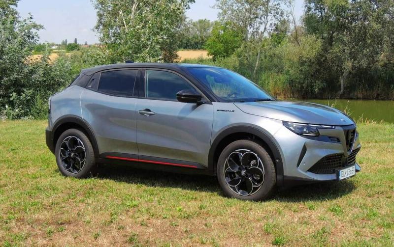Alfa Romeo Junior Elettrica Speciale: A márka debütáló elektromos modellje - FOTÓGALÉRIA | ma7.sk

Fedezd fel az Alfa Romeo új korszakát az Junior Elettrica Speciale bemutatásával, amely a legendás olasz autógyártó első villanyautójaként lép a színpadra. 