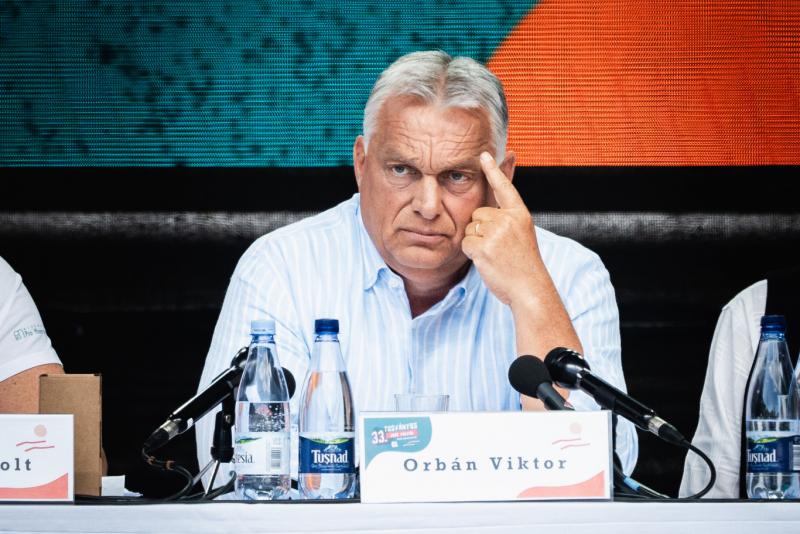 Az éves emlékeztető arra figyelmeztet, hogy a Nyugat válságba jutott, míg Orbán egyedül, kéz a kézben a kihívásokkal, próbálja megállítani a brüsszeli liberális elit támadásait.
