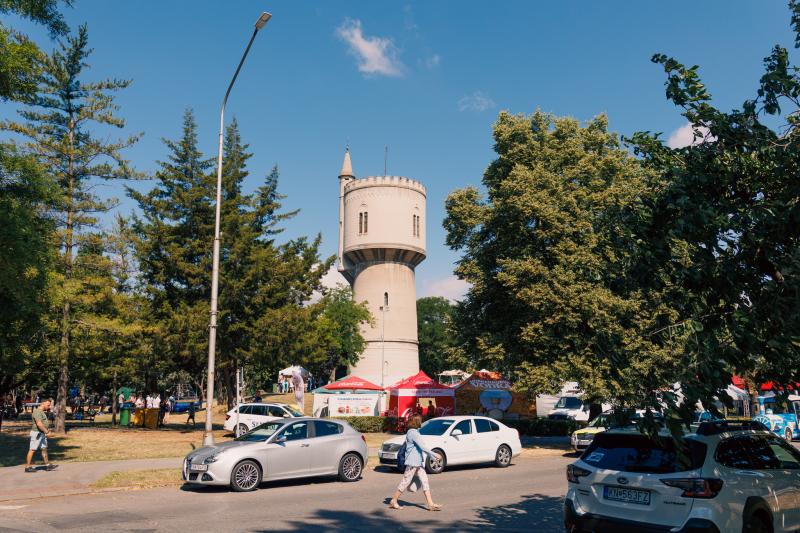 Komáromban egyre növekvő számú turista található, akik felfedezik a város gazdag történelmét és kulturális örökségét.