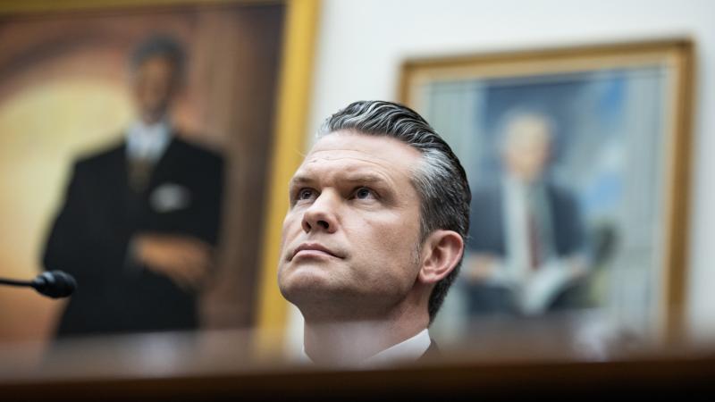 Időpazarlás, céltalan tevékenységek, stratégiai kockázatok - Donald Trumpra saját katonai vezetői értetlenkedve forgatják a szemüket.