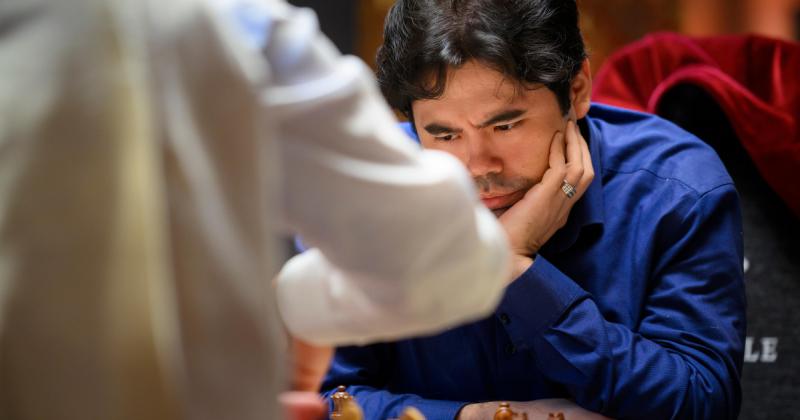 A káosz pillanata tört ki, amikor a világbajnok királya a földre zuhant, és az őrjöngő tömegbe került. Az esemény olyan hirtelen történt, hogy senki sem tudta, hogyan reagáljon; a levegőben érezni lehetett a feszültséget, mintha mindenki egyszerre akarta 