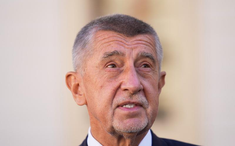 A populista négyek egy különleges jelenséget képviselnek a politikai tájképen, ahol a hatalom megszerzése érdekében a vezetők gyakran a nép hangjára és érzéseire támaszkodnak. E négyes csoport sokszor figyelemfelkeltő ígéretekkel és egyszerű megoldásokkal