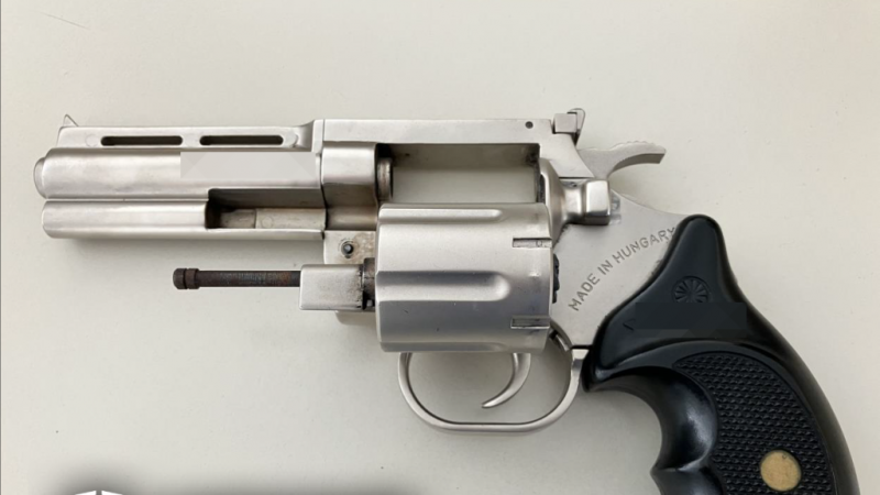 Zuglóban történt lottózó kirablásának gyanúsítottja a bíróság előtt azt állította, hogy a fegyvert egy kártyajáték során nyerte. Az eset különös figyelmet keltett, hiszen a férfi szokatlan indokkal próbálta magyarázni tetteit, amely sokakban kérdéseket ve