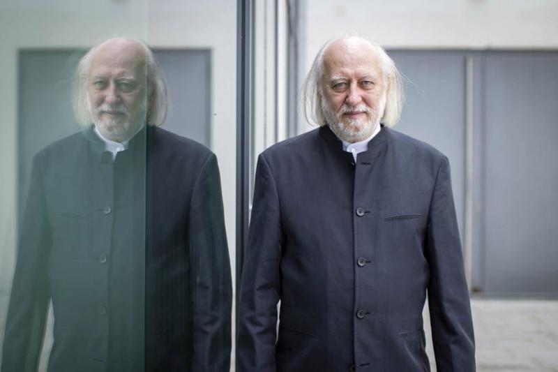 Krusovszky Dénes megfogalmazása szerint ez a kitüntetés nem a klasszikus magyar irodalom képviselőjének, hanem Krasznahorkai Lászlónak jutott osztályrészül.