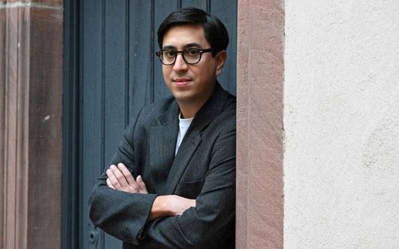 Tonio Schachinger, az osztrák író szerint, ha Bécsben töltötted is a tanulóéveidet, akkor valóban a város szellemiségének része vagy, függetlenül attól, hogy honnan érkeztél. A hely szelleme és kultúrája formálja identitásodat, függetlenül a származásodtó