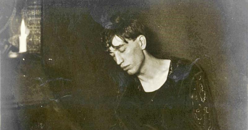 Anyja túlzott szeretete megfosztotta őt az önállóságtól, mégis, elmegyógyintézet falai között, a sötétségben is képes volt művészetet teremteni.