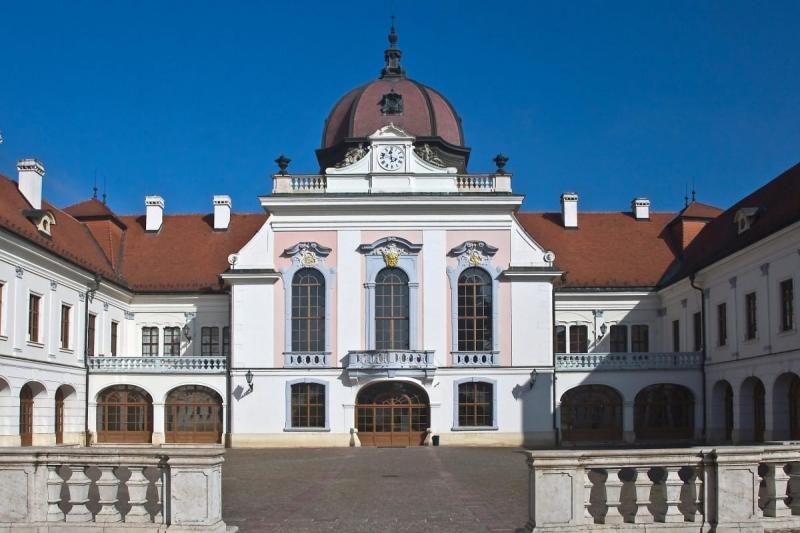 40 milliárd forintból megújul a gödöllői Grassalkovich-épületegyüttes, amely így új fényben tündökölhet. A projekt célja, hogy a történelmi értéket képviselő épületek felújításával és modernizálásával megőrizzék a múltat, miközben a jövő igényeit is szolg