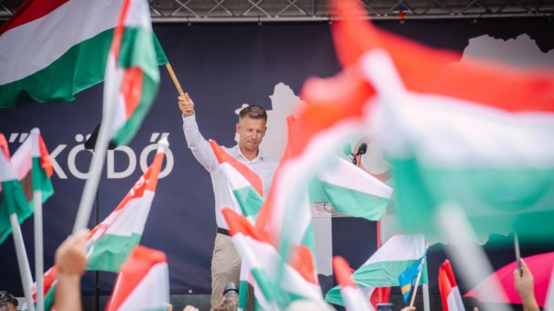 A Tisza Párt jelenleg 18 százalékos előnnyel áll a biztos szavazó pártválasztók körében, ezzel megerősítve vezető pozícióját a 21 kutatóközpont által végzett felmérések alapján.