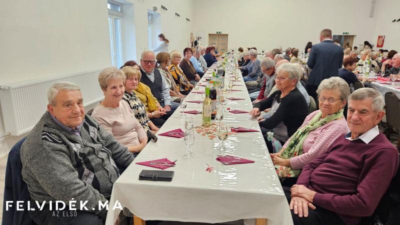 Dunamocson különleges eseménnyel ünnepelték az idősek napját, ahol a közösség tagjai tiszteletüket fejezték ki az idősebb generáció iránt. Az ünnepség során érdekes programokkal, zenével és finom falatokkal várták a résztvevőket, hogy méltó módon köszönts